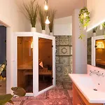 Luxury Townhouse With Private Sauna - A Oasis