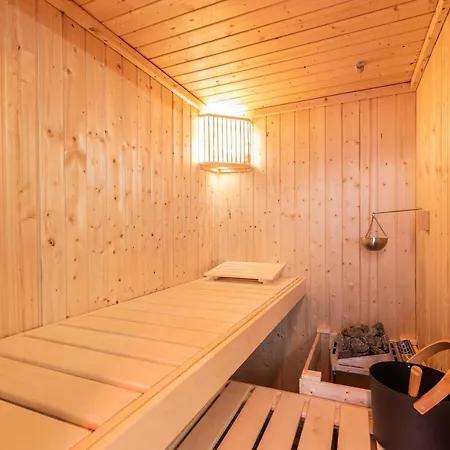 Апартаменты Luxury Townhouse With Private Sauna - A Oasis